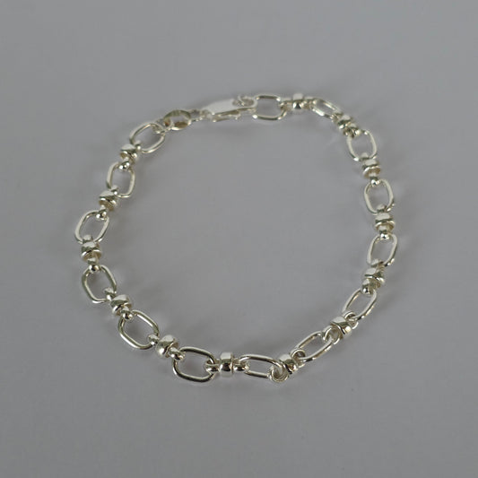 Pulsera de Eslabones Ovalados con Uniones Decorativas en Plata 925