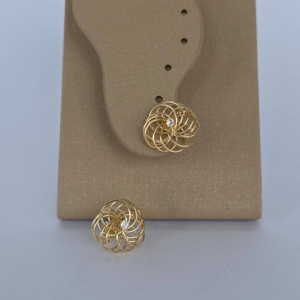 Aretes Topo Espiral Entrelazada con Microcirzón Central – Baño de Oro 18K — Joyería BomLeón