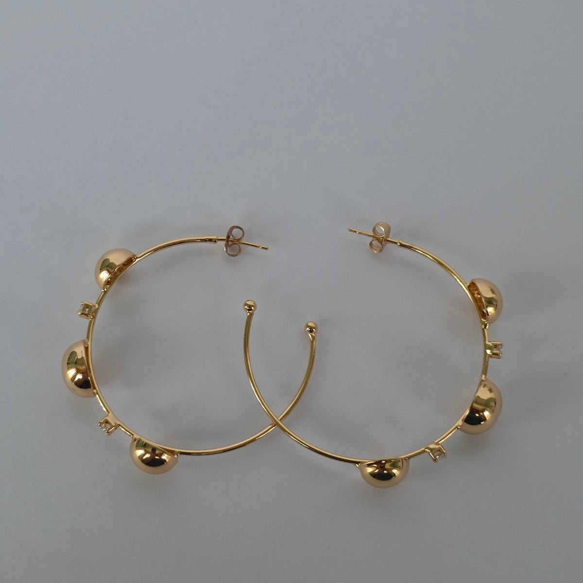 Aros con Tornillo Abiertas con Esferas y Microcircones Dorados Baño de Oro 18K — Joyería BomLeón