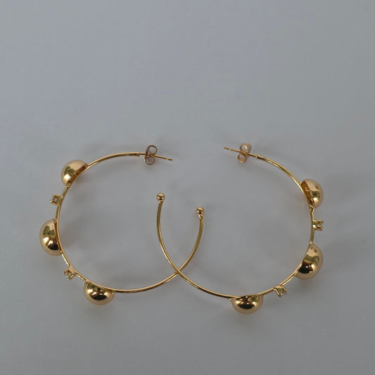 Aros con Tornillo Abiertas con Esferas y Microcircones Dorados Baño de Oro 18K — Joyería BomLeón