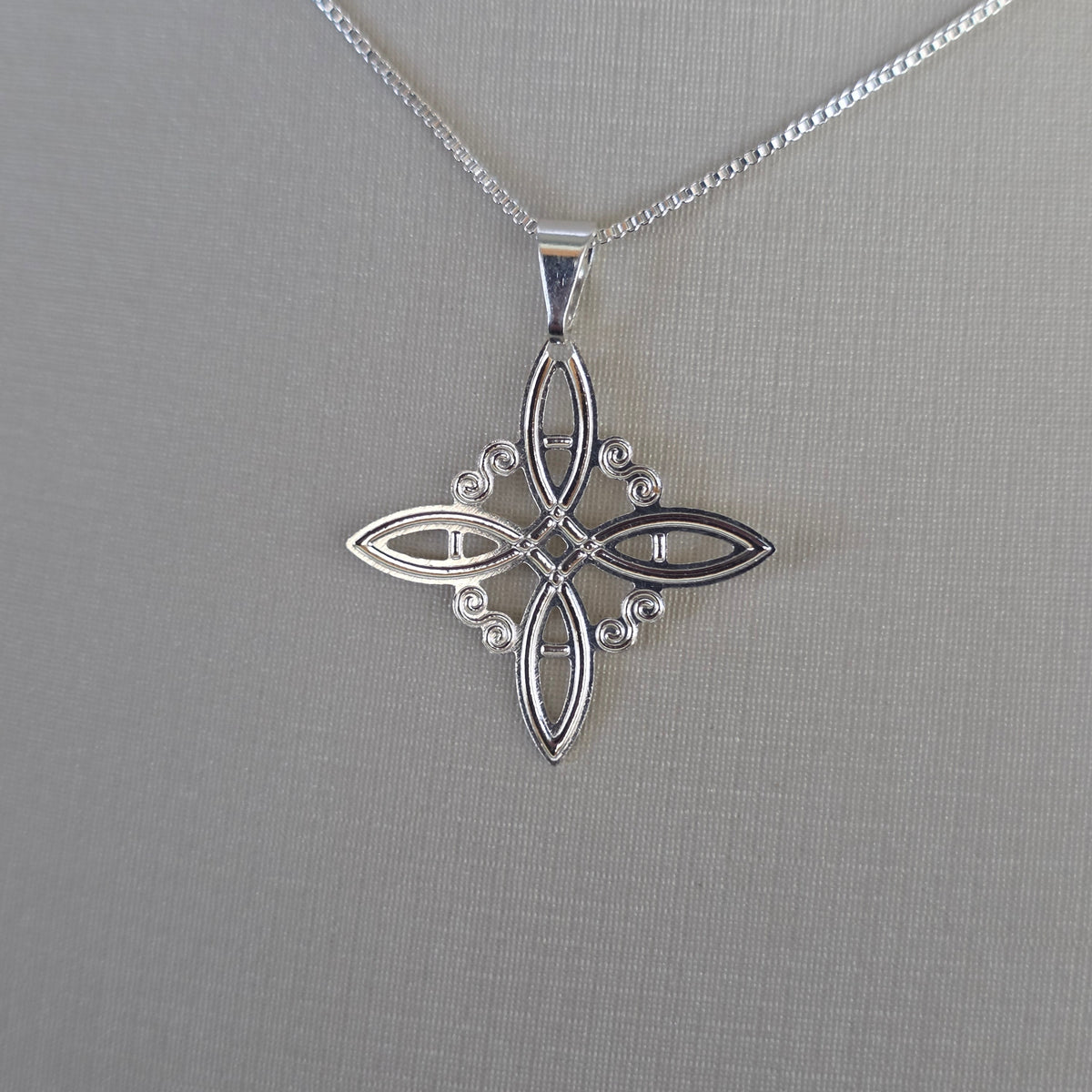 Comprar Colgante Cruz Calada con Espirales Plata 925 - Joyería BomLeón Chile