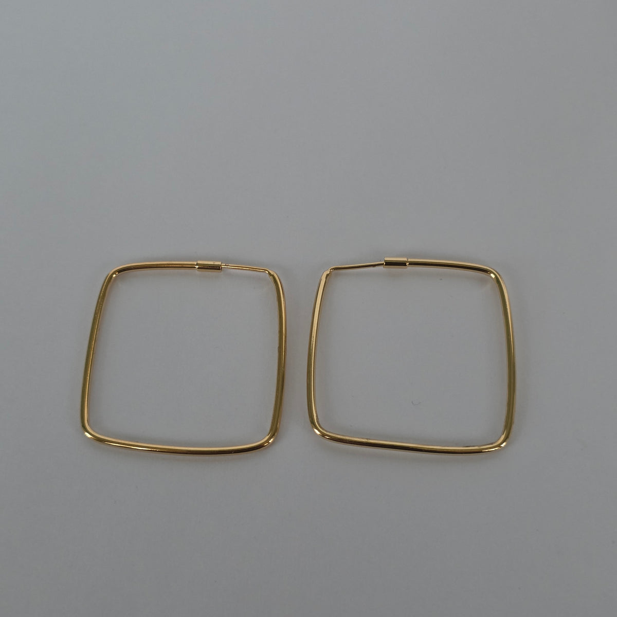 Aros Argolla Cuadrada Geométrica Minimalista Dorado Baño de Oro 18K — Joyería BomLeón