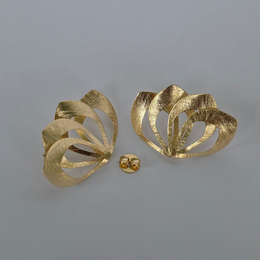 Aretes Topo Pétalos Entrelazados Textura Satinada – Baño de Oro 18K — Joyería BomLeón