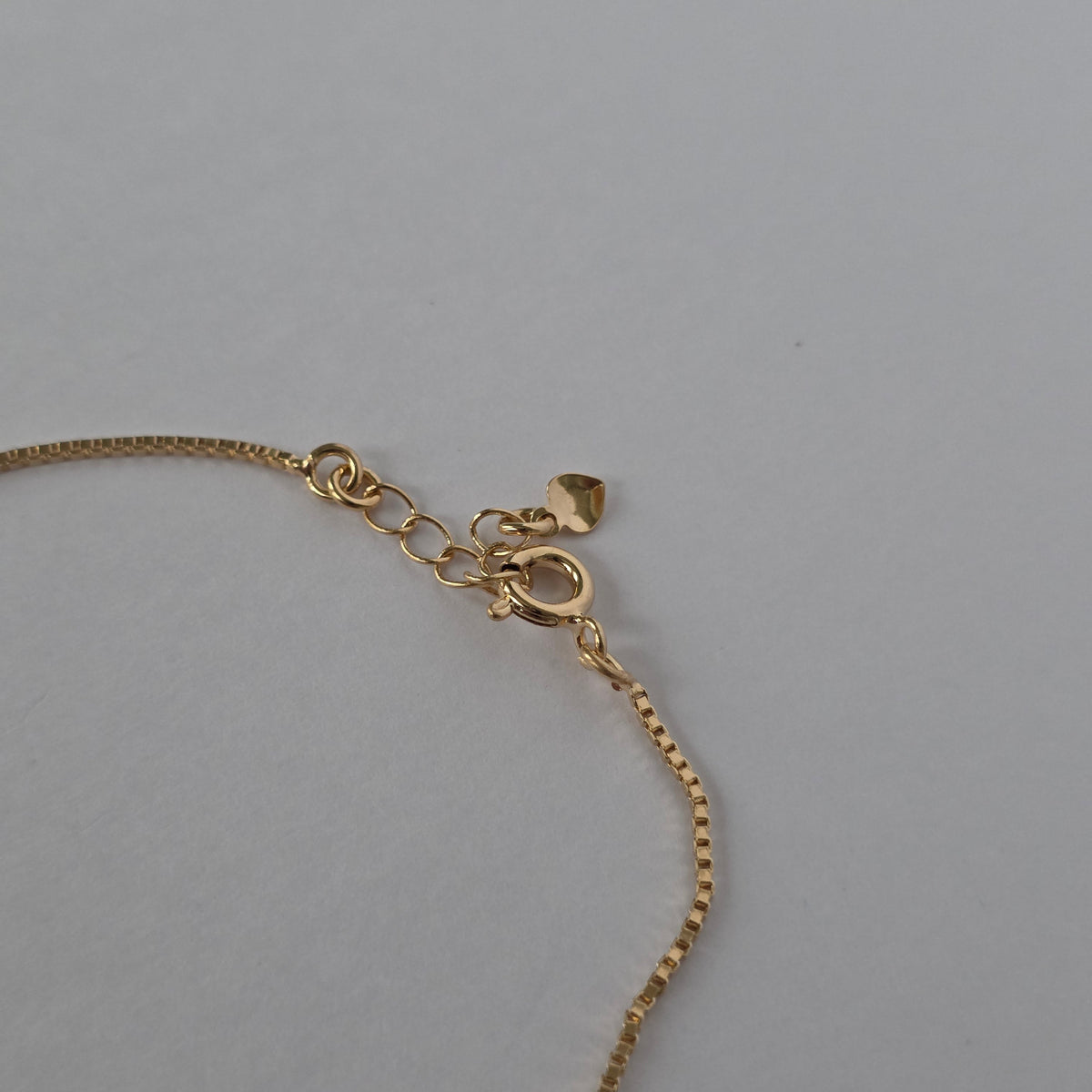 Pulsera Cadena Veneciana con Dije Luna Texturizada – Baño de Oro 18K — Joyería BomLeón