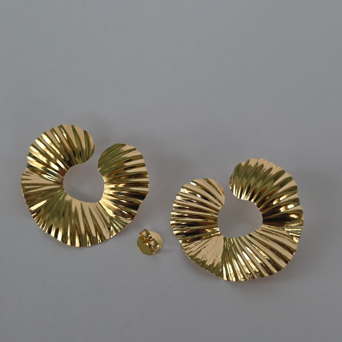 Aros con Tornillo Solar Estriada Baño de Oro 18K — Joyería BomLeón