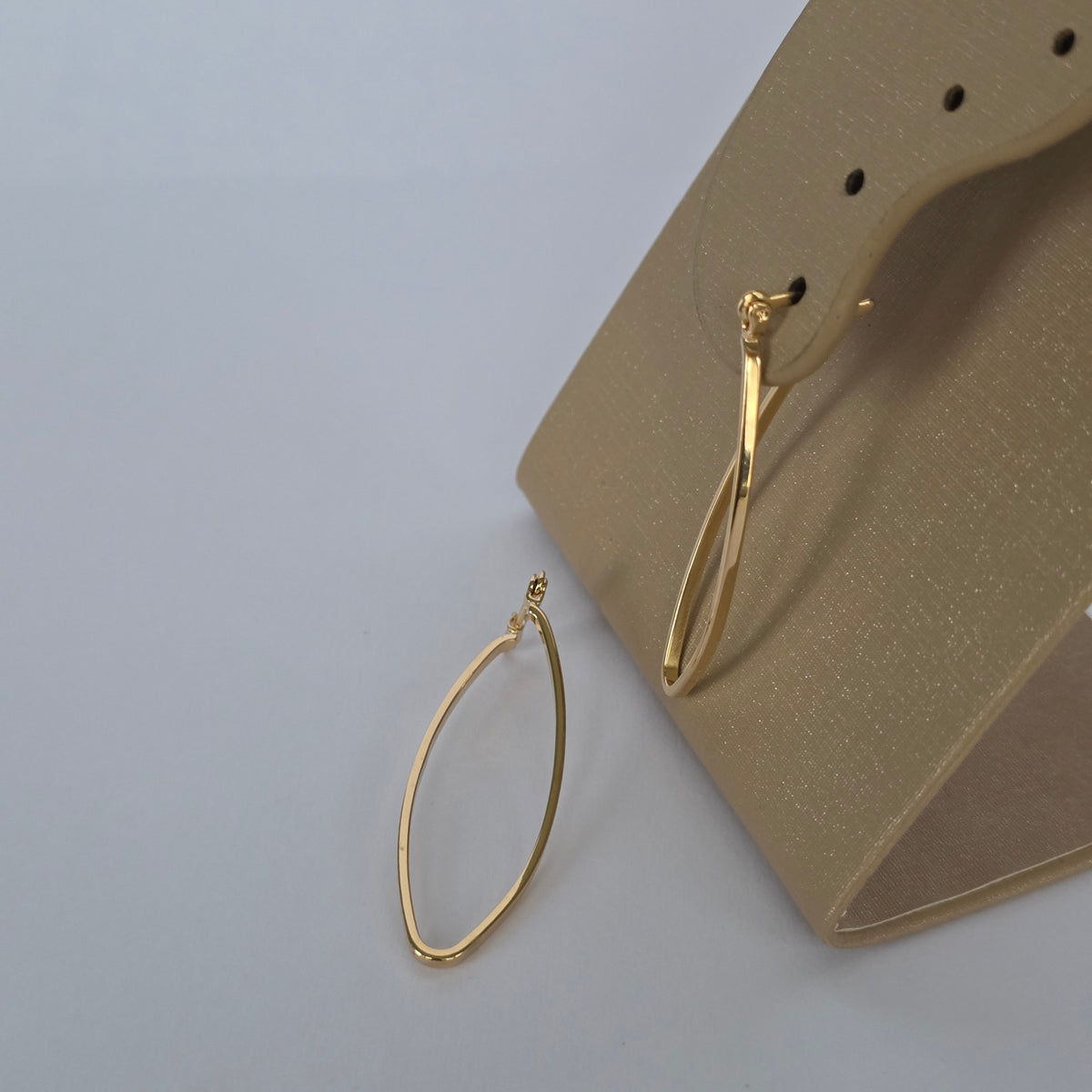 Aros Argolla Ovalada Marquesa Perfil Delgado Dorado Baño de Oro 18K — Joyería BomLeón