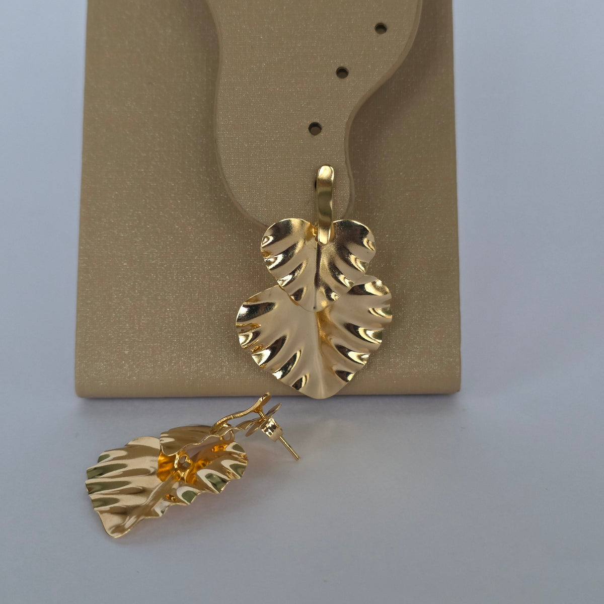 Aros Colgantes Hoja Monstera Doble Dorados Baño de Oro 18K — Joyería BomLeón