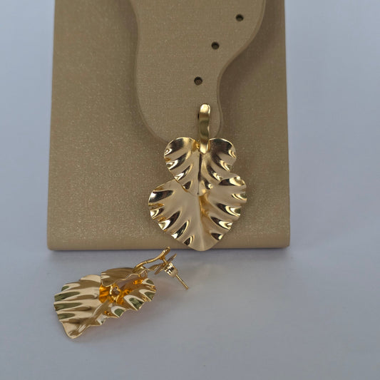 Aros Colgantes Hoja Monstera Doble Dorados Baño de Oro 18K — Joyería BomLeón