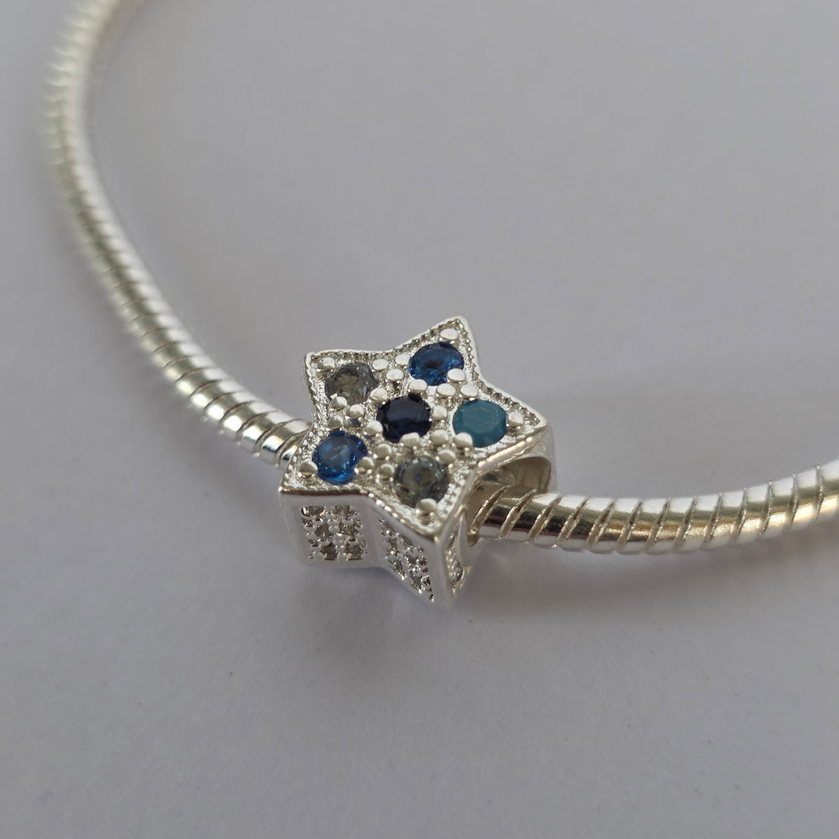 Charm Estrella con Microcircones Azules y Grises Plata 925