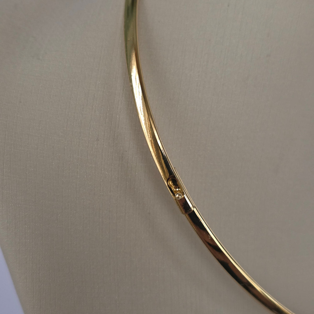Choker Rígido Omega Liso Baño de Oro 18K — Joyería BomLeón