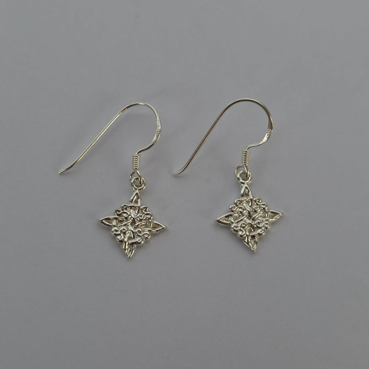 Aros Colgantes Rombo Ornamental en Plata 925