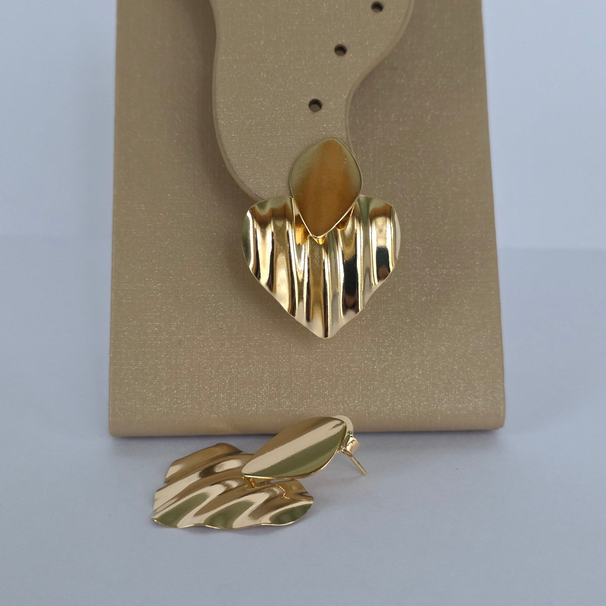 Aros Colgantes Corazón Estriado Dorados Baño de Oro 18K — Joyería BomLeón