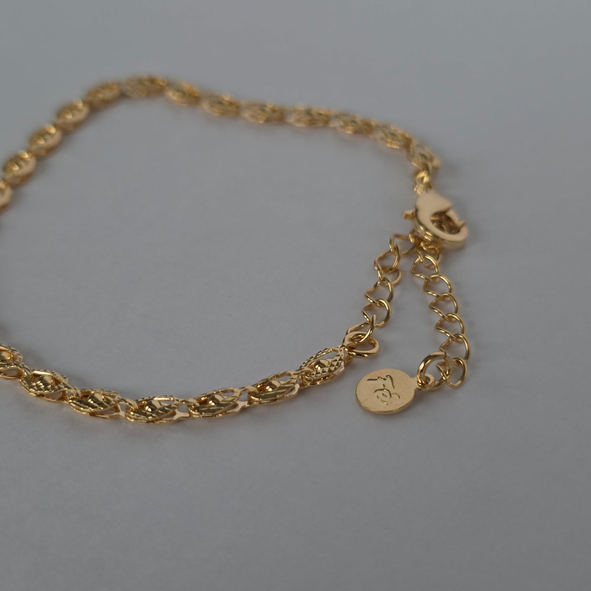 Pulsera Cadena Eslabones Ovalados Filigrana – Baño de Oro 18K — Joyería BomLeón