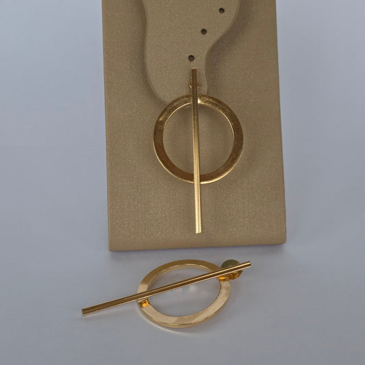 Aros Tipo Topo Círculo con Barra Diagonal Dorados Baño de Oro 18K — Joyería BomLeón