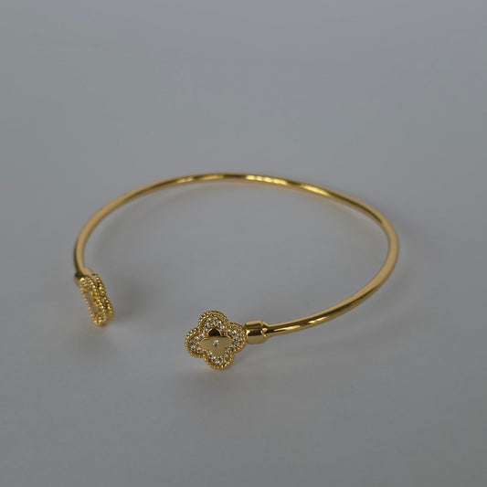Pulsera Cuff Abierta Tréboles con Microcircones – Baño de Oro 18K — Joyería BomLeón