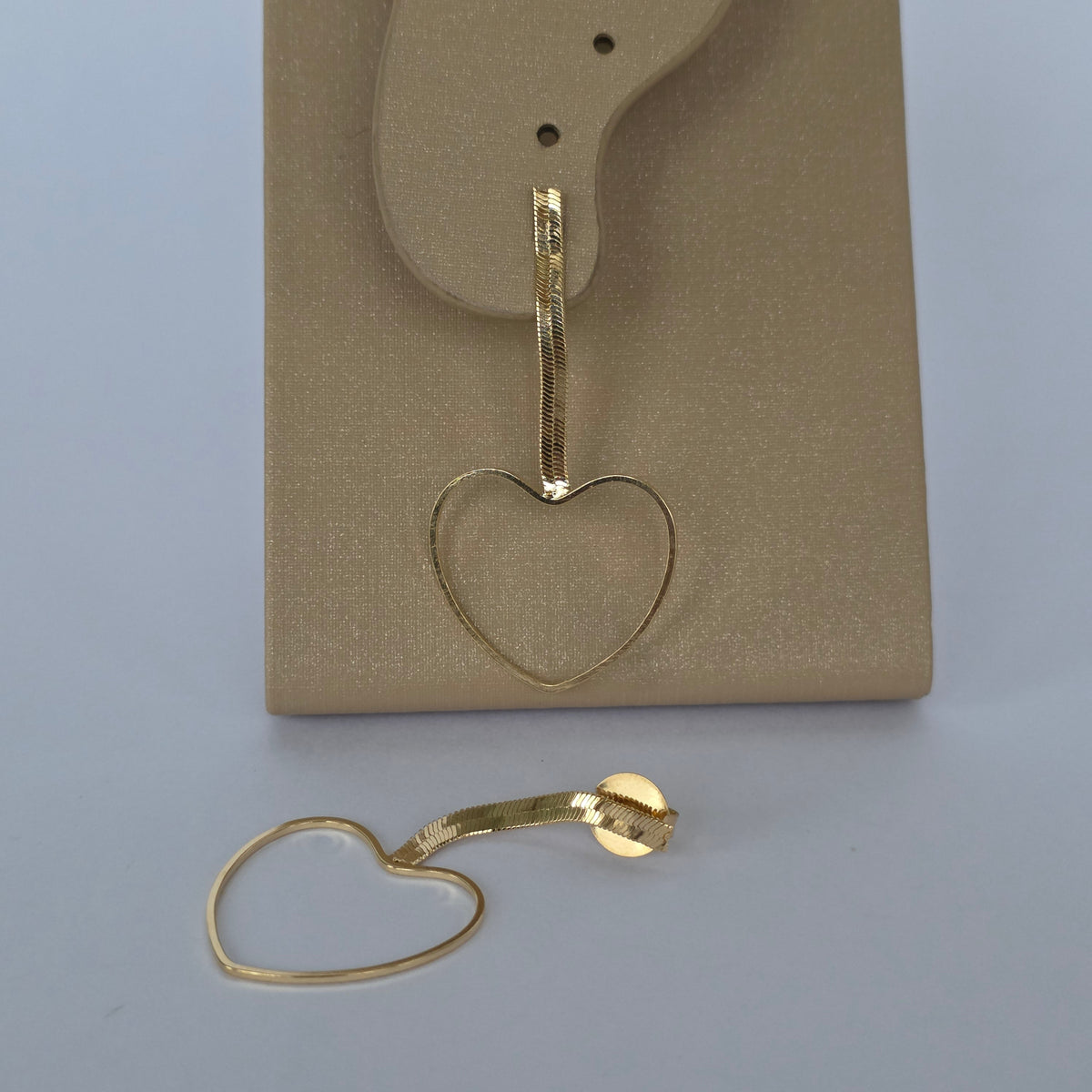 Aros Colgantes Corazón Calado con Cadena Serpiente Dorados Baño de Oro 18K — Joyería BomLeón