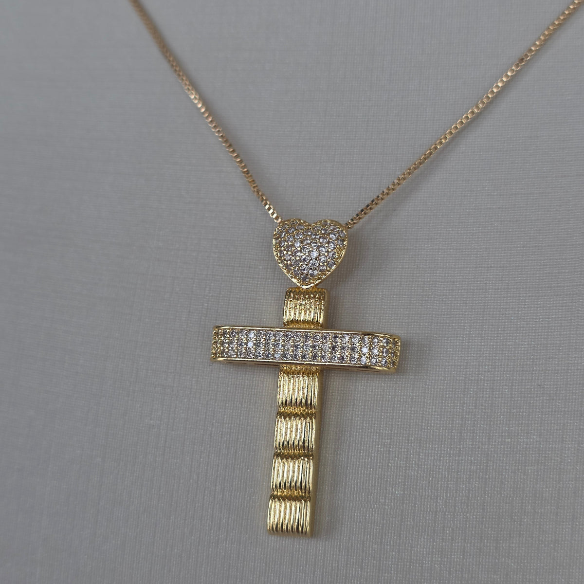 Dije Cruz con Corazón Pavé y Travesaño de Microcircones Baño de Oro 18K — Joyería BomLeón