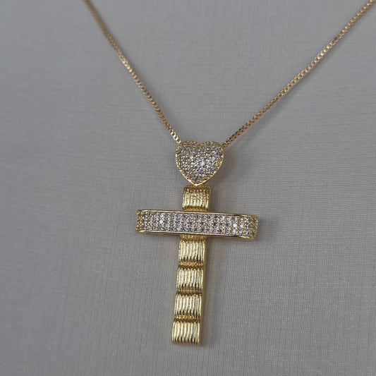 Dije Cruz con Corazón Pavé y Travesaño de Microcircones Baño de Oro 18K — Joyería BomLeón