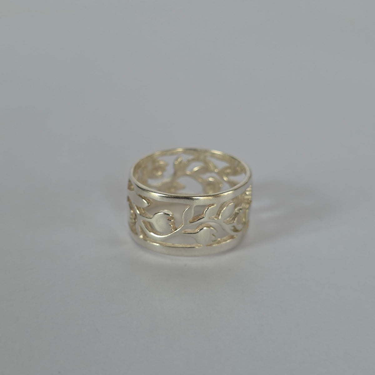 Anillo Ancho Calado de Formas Orgánicas en Plata 925