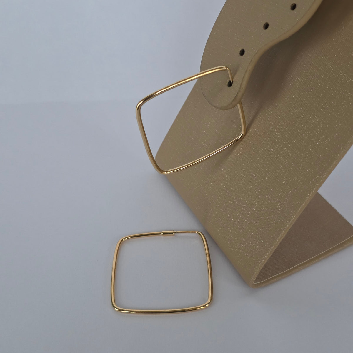 Aros Argolla Cuadrada Geométrica Minimalista Dorado Baño de Oro 18K — Joyería BomLeón