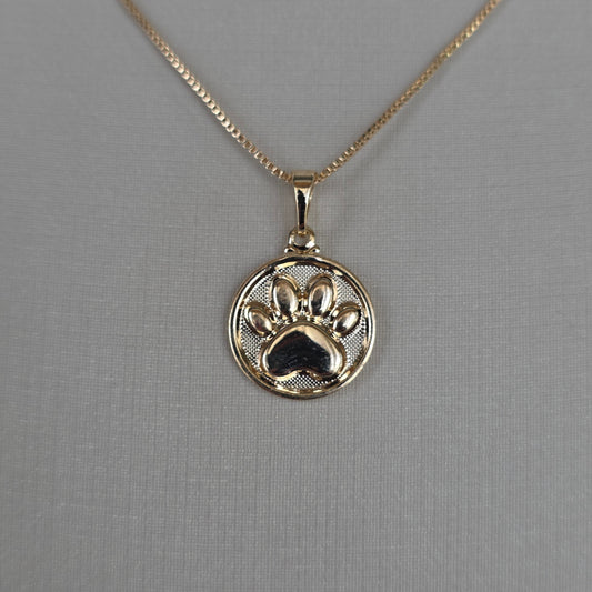 Dije Medalón Patita en Relieve Baño de Oro 18K — Joyería BomLeón