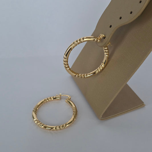 Aros Argolla Redonda Textura Trenzada Espiral Dorado Baño de Oro 18K — Joyería BomLeón