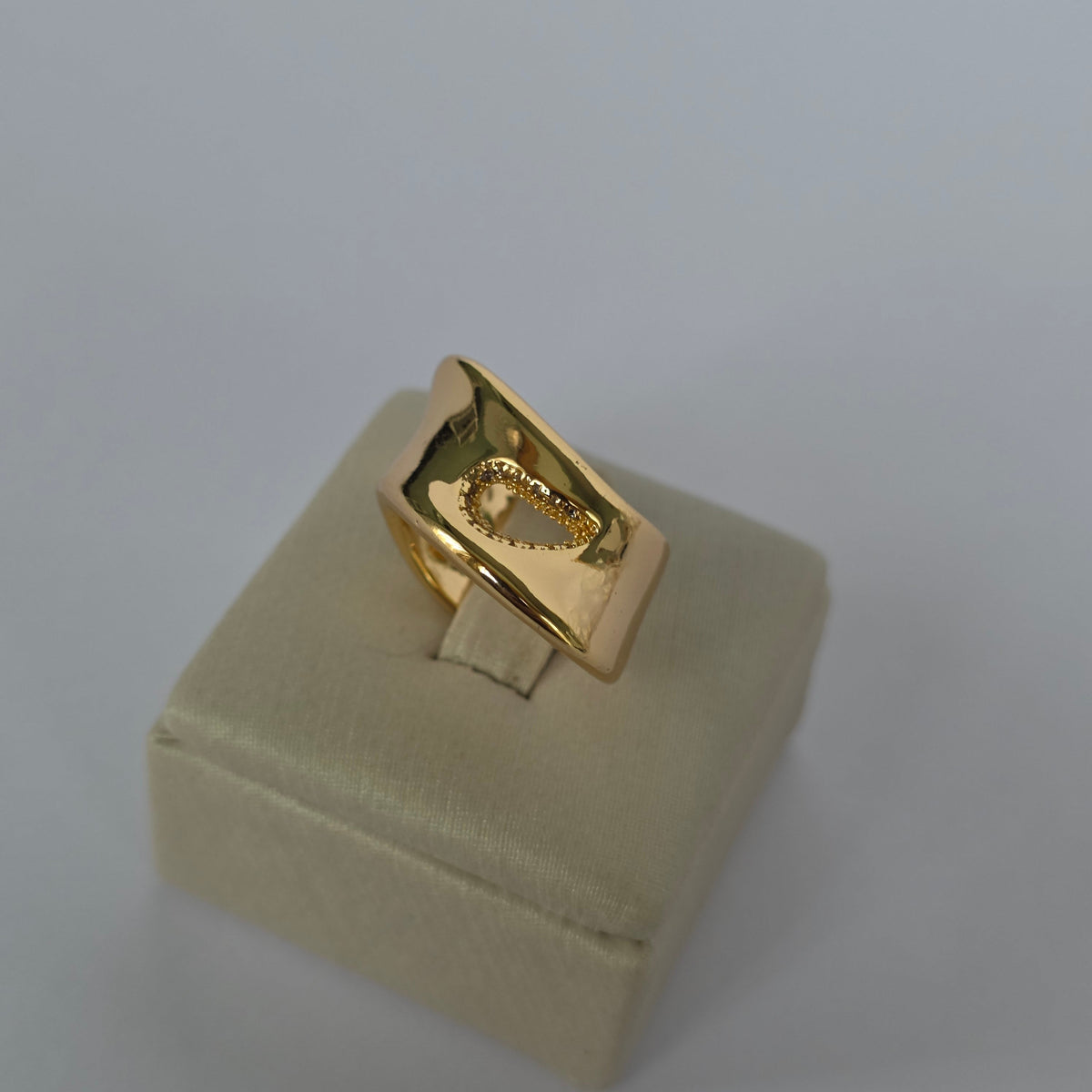 Anillo Sello Cuadrado Luna Microcircones Ajustable Baño de Oro 18K — Joyería BomLeón