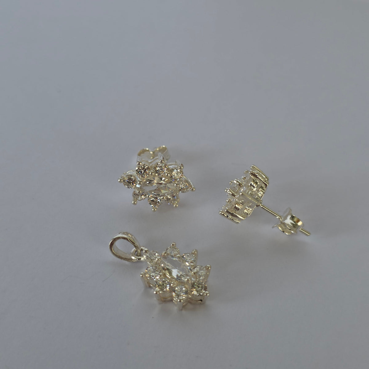 Conjunto Aros y Colgante Flor con Microcircones Transparentes en Plata 925