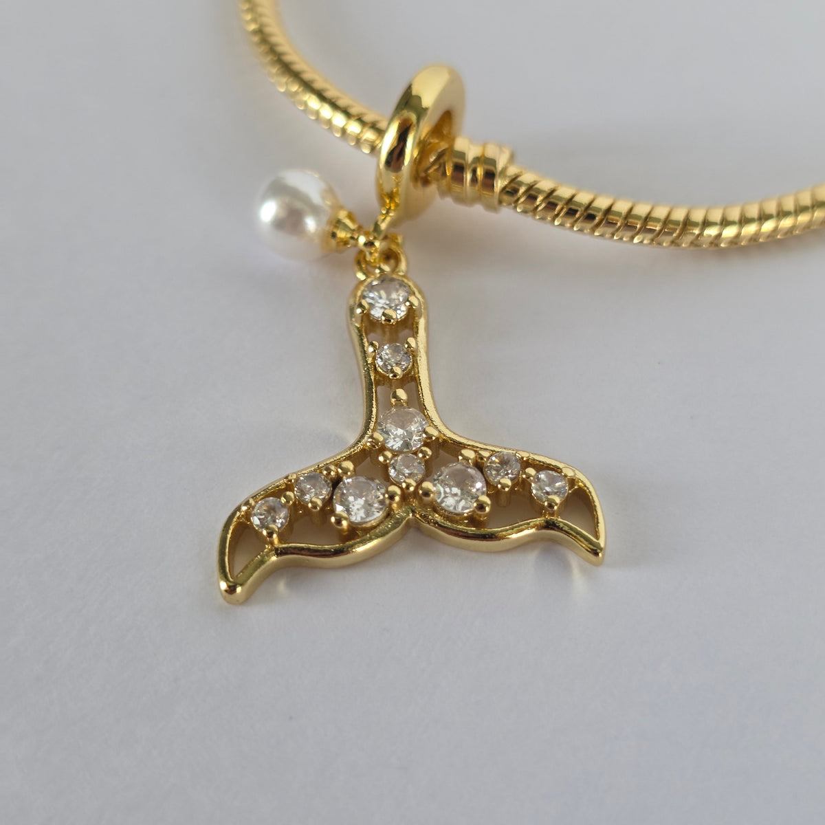 Charm Pulsera Cola de Sirena con Microcircones y Perla Baño de Oro 18K — Joyería BomLeón