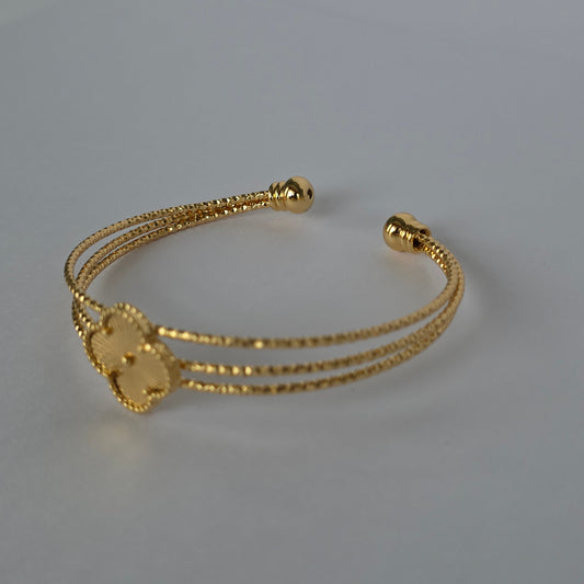 Pulsera Cuff Triple Hilo Texturizado con Trébol Central – Baño de Oro 18K — Joyería BomLeón