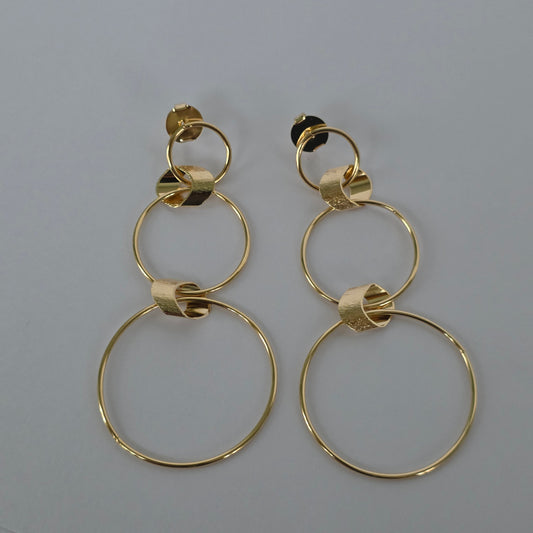 Aros con Tornillo Triple Argolla Escalonada Dorados Baño de Oro 18K — Joyería BomLeón
