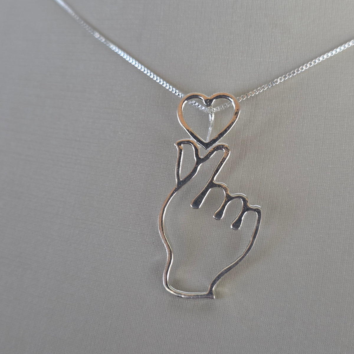 Comprar Colgante Finger Heart con Corazón Calado Plata 925 - Joyería BomLeón Chile