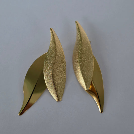 Aros Tipo Topo Hoja Torsada Bitextura Dorados Baño de Oro 18K — Joyería BomLeón