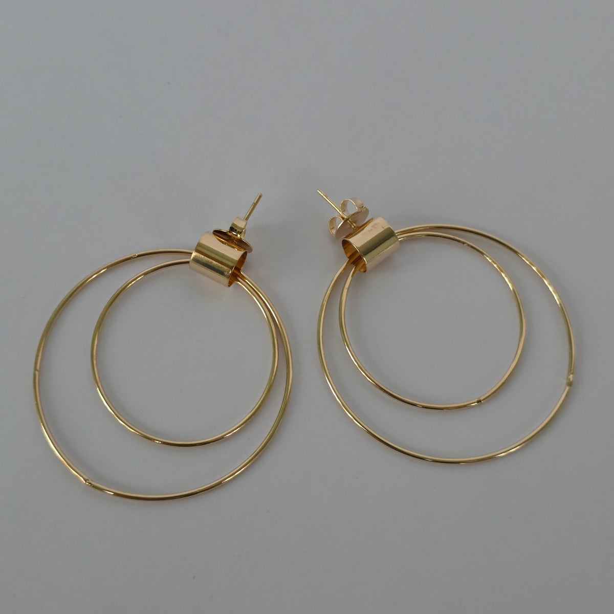 Aros con Tornillo Doble Aro Delgado con Cilindro · Baño de Oro 18K — Joyería BomLeón