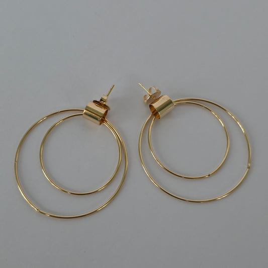 Aros con Tornillo Doble Aro Delgado con Cilindro · Baño de Oro 18K — Joyería BomLeón