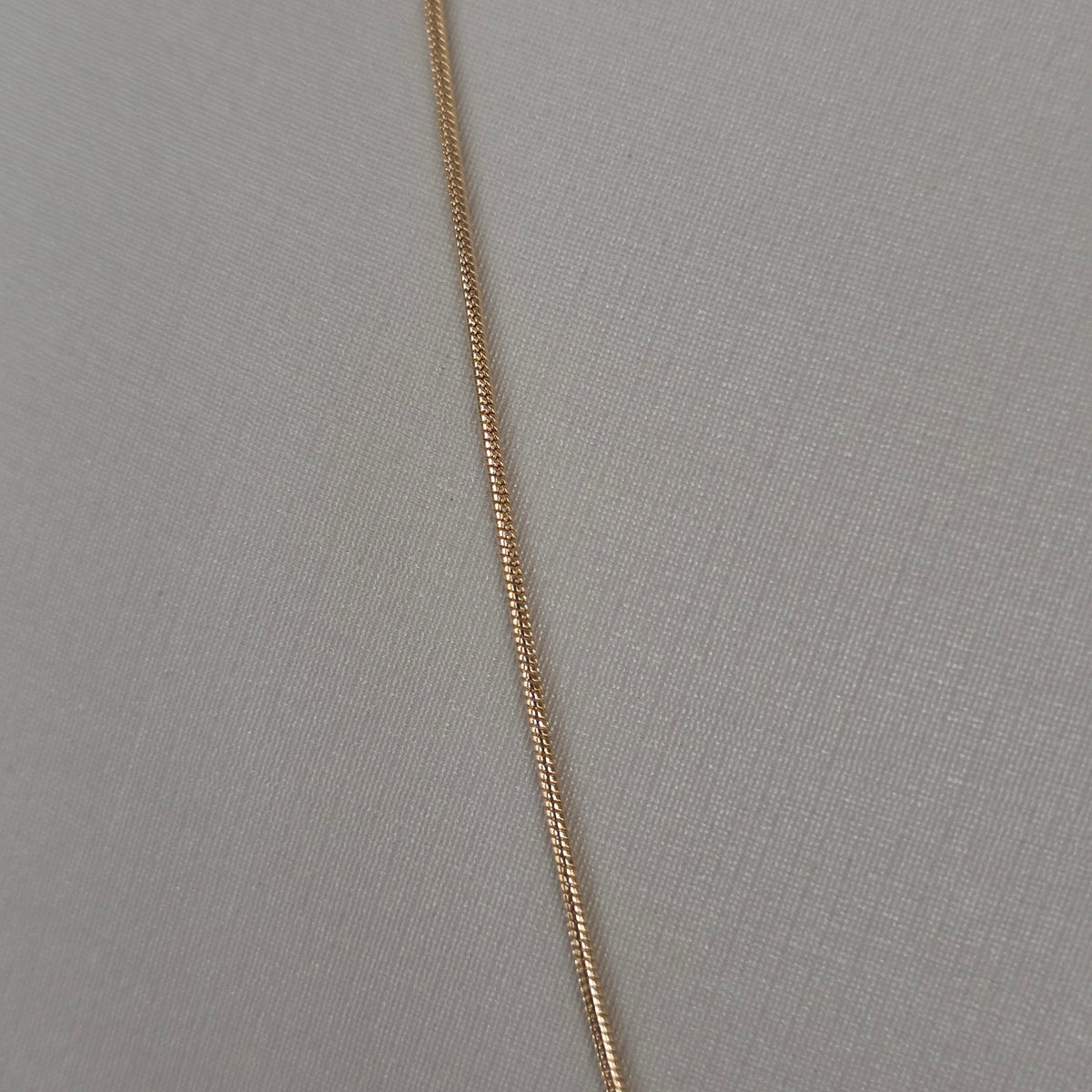 Cadena Snake con Dije Flor y Caída Lariat Baño de Oro 18K — Joyería BomLeón