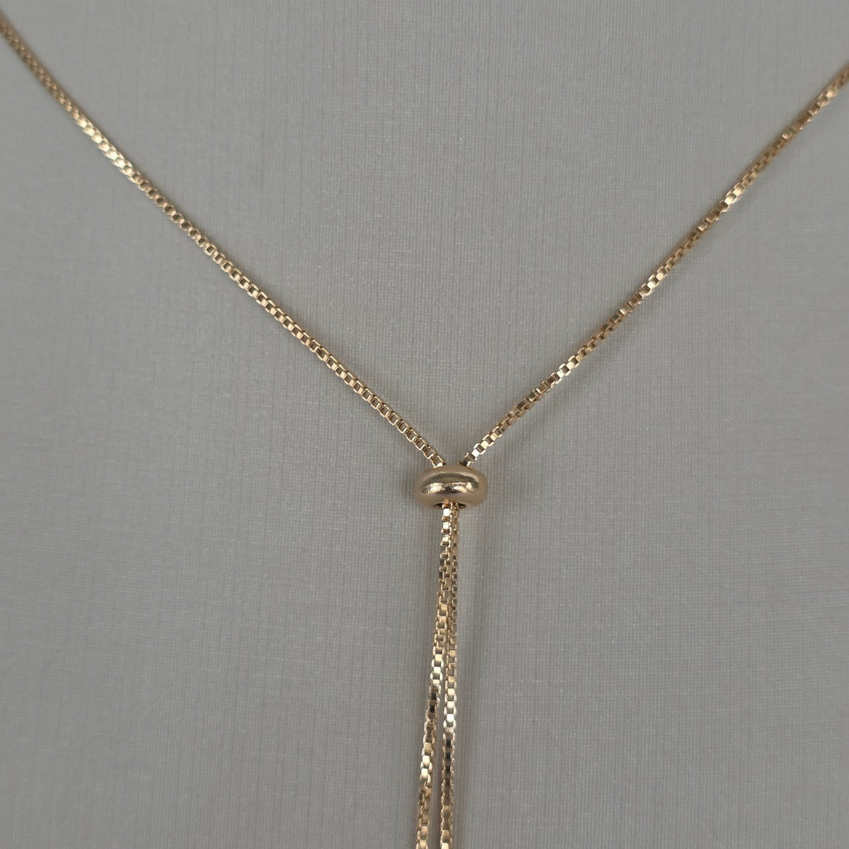 Cadena Box Lariat Ajustable con Dijes Esferas Baño de Oro 18K — Joyería BomLeón
