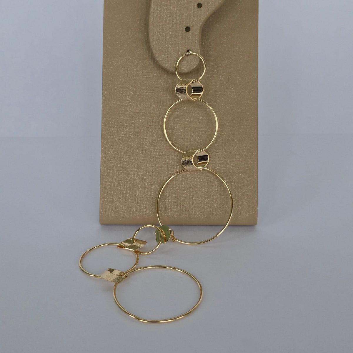 Aros con Tornillo Triple Argolla Escalonada Dorados Baño de Oro 18K — Joyería BomLeón