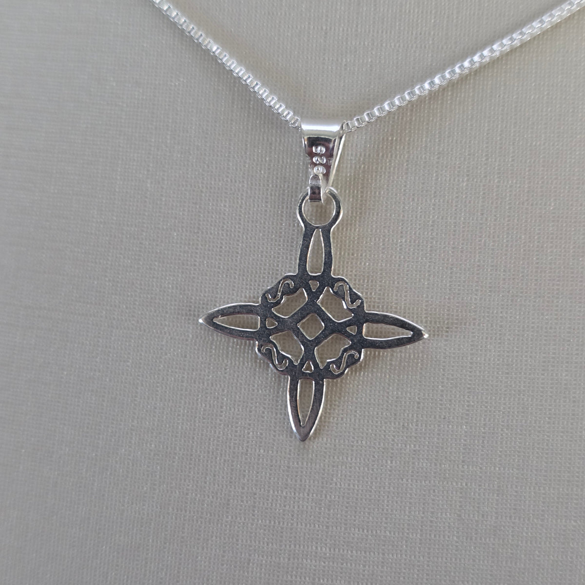 Comprar Colgante Cruz Calada Ornamental Plata 925 - Joyería BomLeón Chile