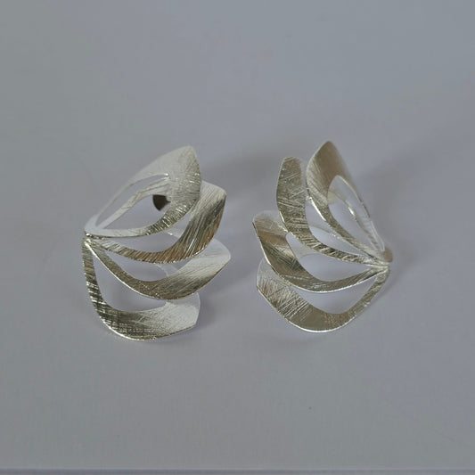 Aros con tornillo Espiral Pétalos Escalonados en Plata 925
