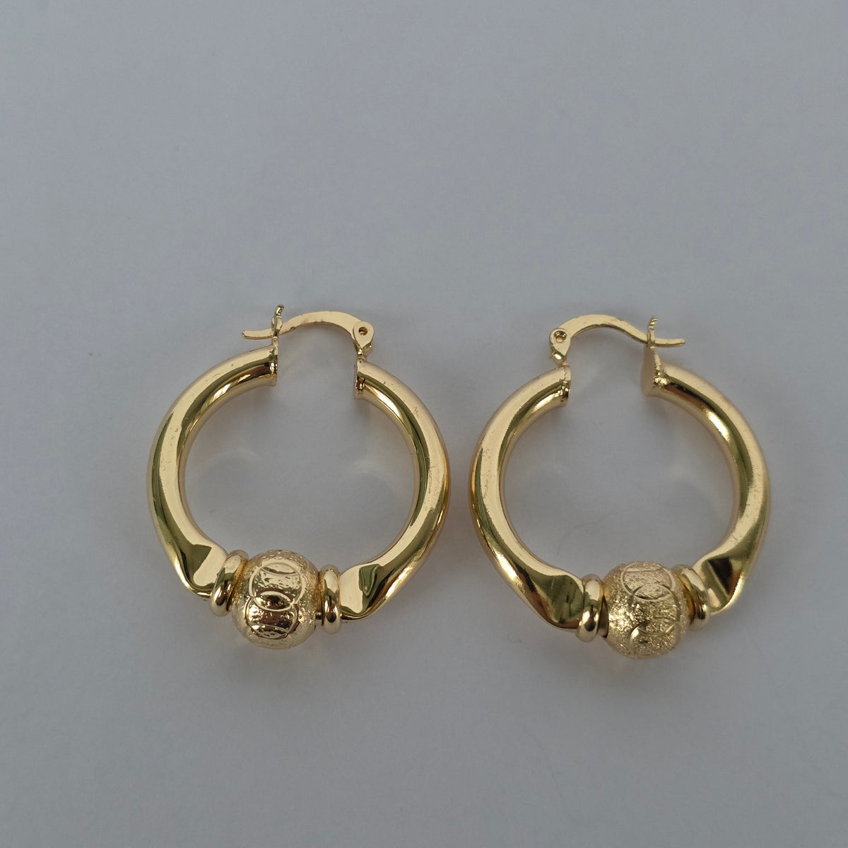 Argolla Redonda con Esfera Texturizada · Baño de Oro 18K — Joyería BomLeón