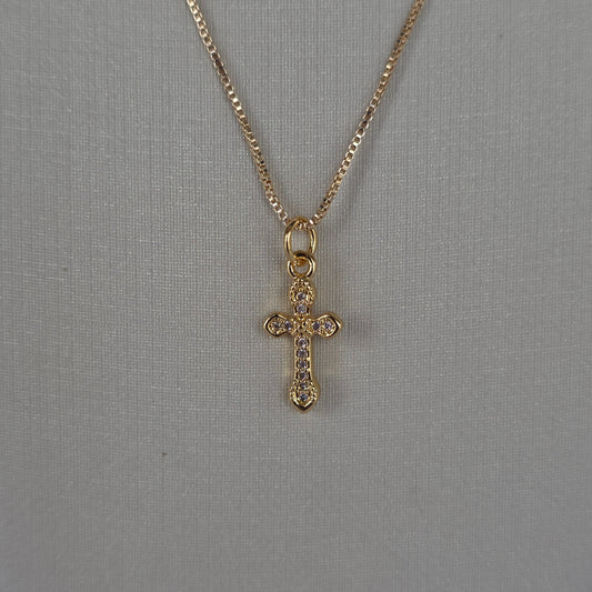 Dije Cruz Delicada con Microcircones Baño de Oro 18K — Joyería BomLeón