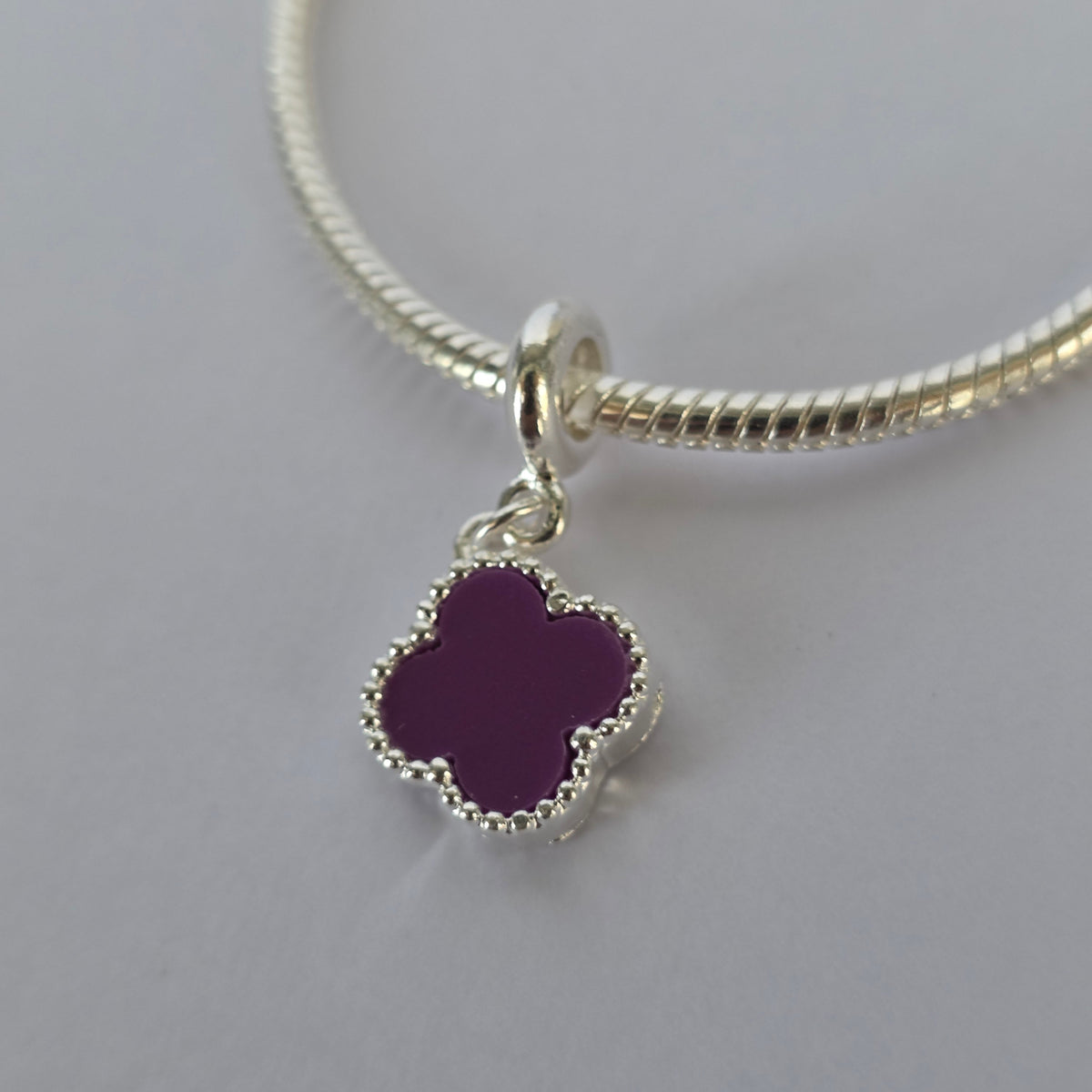 Charm Trébol Morado con Borde Perlado Plata 925