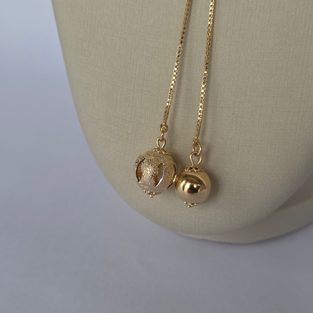 Cadena Box Lariat Ajustable con Dijes Esferas Baño de Oro 18K — Joyería BomLeón