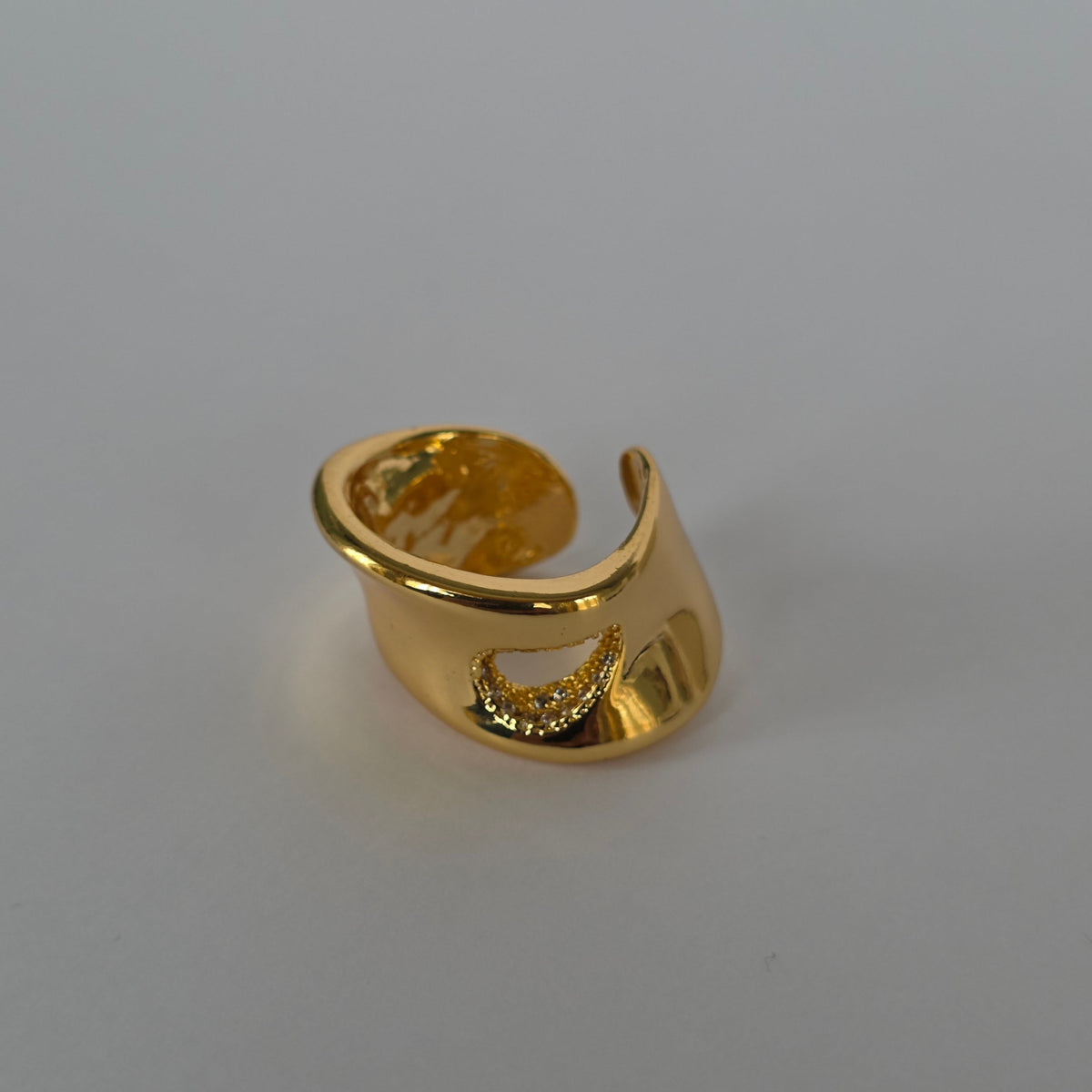 Anillo Sello Cuadrado Luna Microcircones Ajustable Baño de Oro 18K — Joyería BomLeón