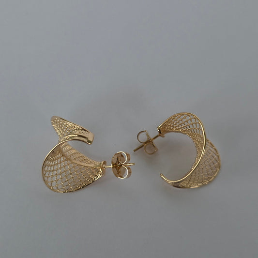 Aros con Tornillo Tipo C Malla Calada Torsada Dorados Baño de Oro 18K — Joyería BomLeón