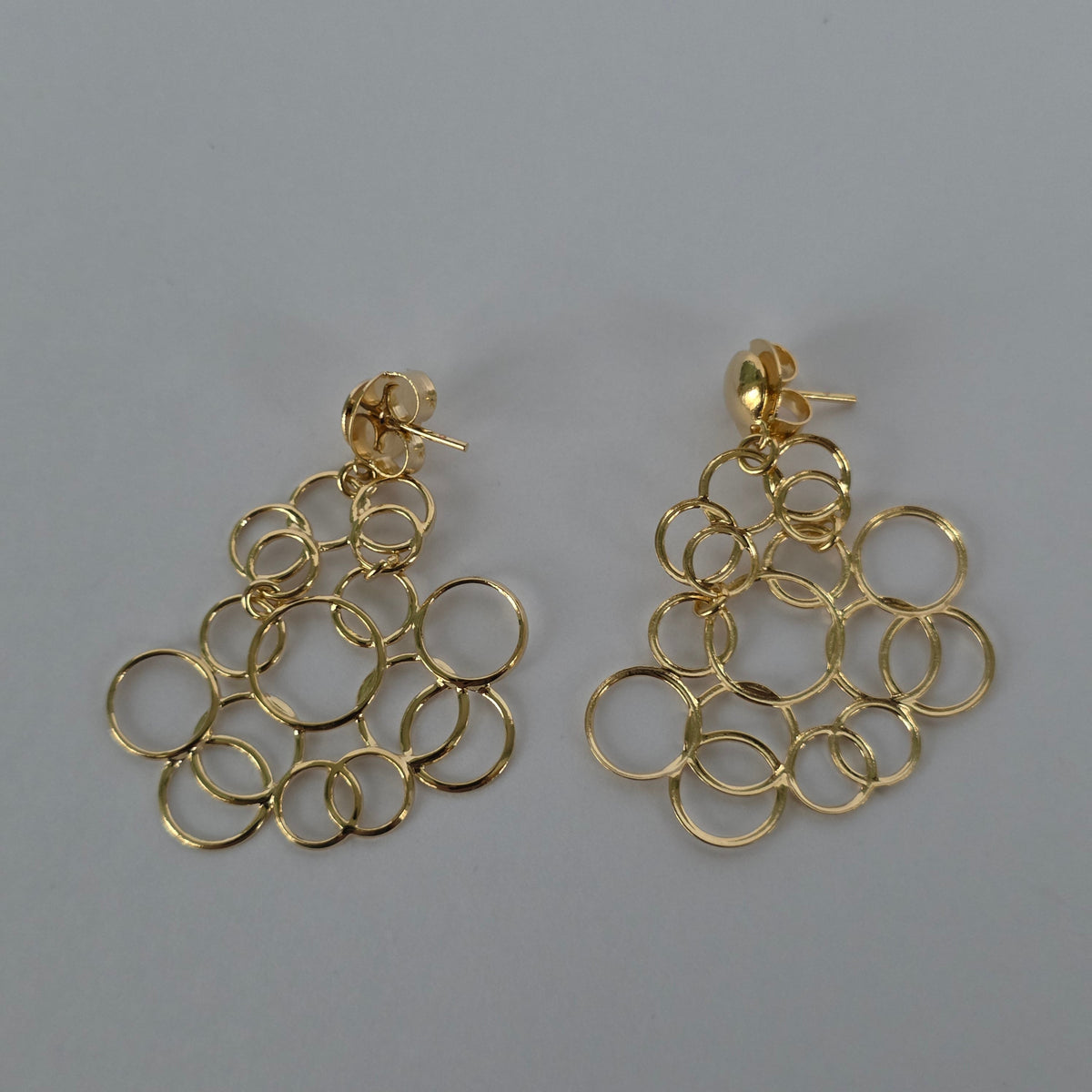Aretes Colgante Malla de Aros Entrelazados Baño de Oro 18K = — Joyería BomLeón