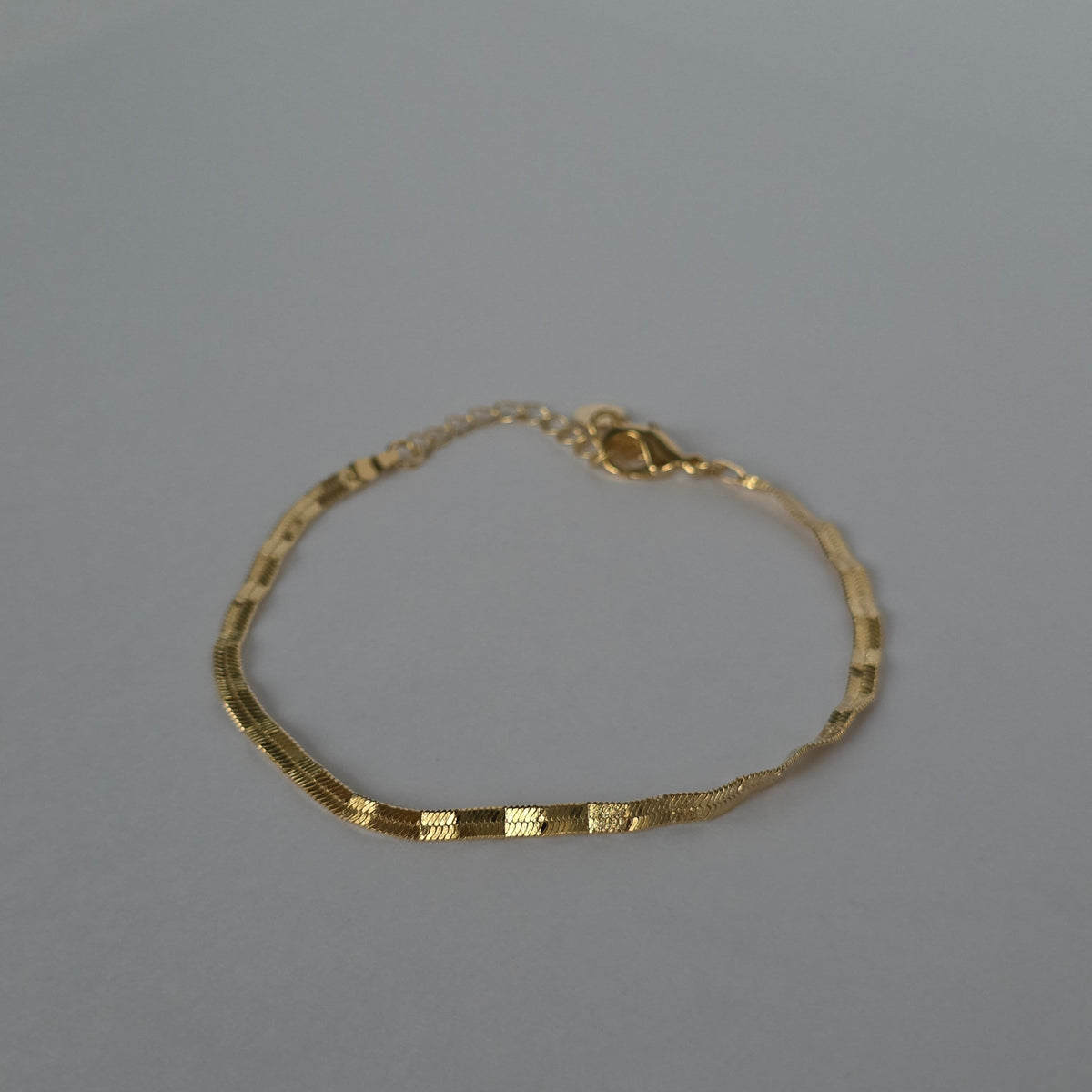 Pulsera Cadena Herringbone Plana Texturizada – Baño de Oro 18K — Joyería BomLeón