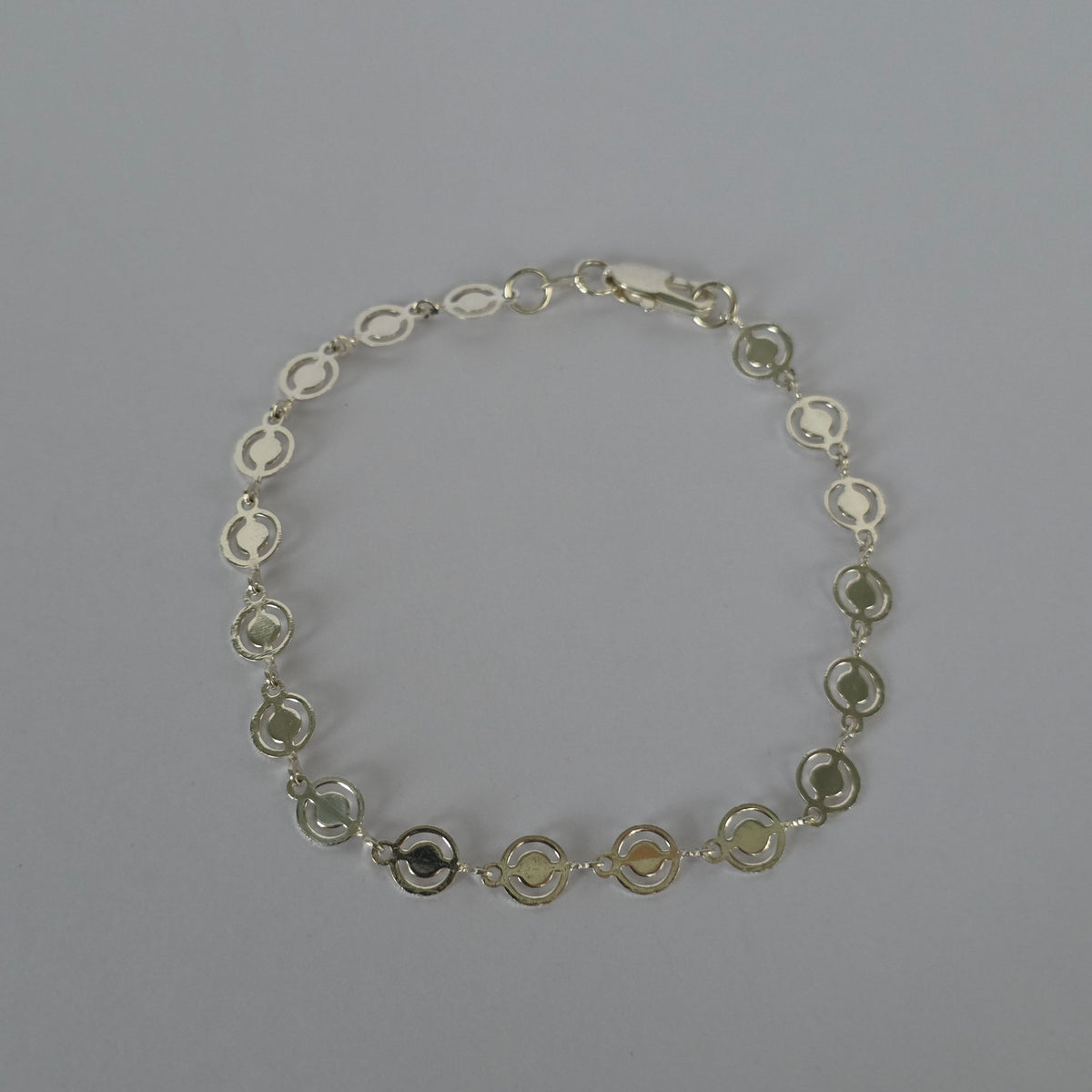 Pulsera de Círculos Calados con Centro Liso en Plata 925