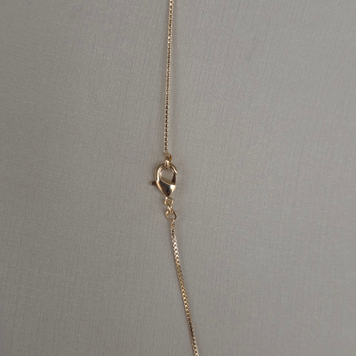 Collar Cadena Box con Dije Oval Calado Baño de Oro 18K — Joyería BomLeón